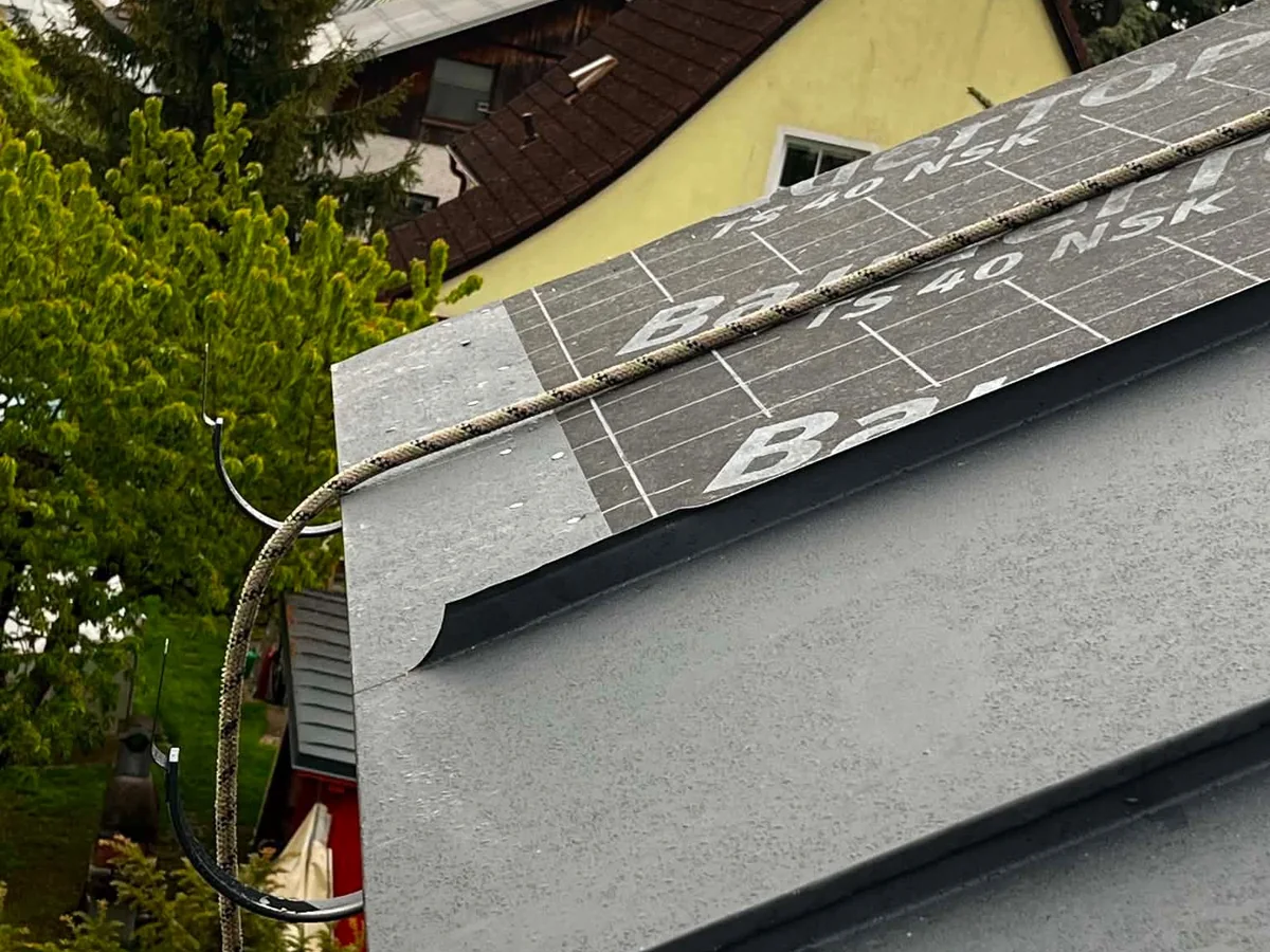 Klempířský detail u hrany střechy